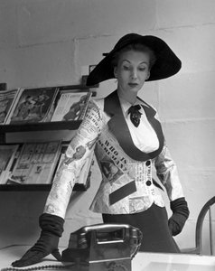 Maniquí con chaqueta estampada de periódico