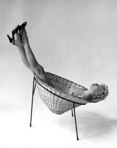Nude Reclining in Basket Chair", 3 de mayo de 1955