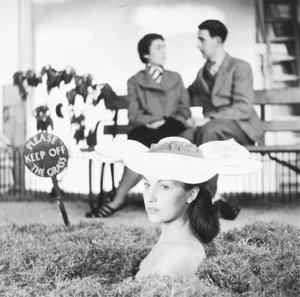 Mujer con sombrero de flores