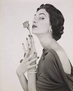 mujer con una rosa, c.1960