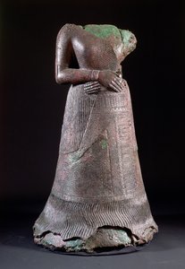 00332 Estatua de la reina Napirasu, esposa de Untash-Napirisha, un rey elamita del siglo XII a.C., encontrada en Susa, Irán, c.1250 a.C. de Hippolyte Lalaise Devéria