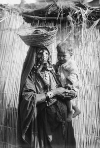 Una mujer beduina cargando a su hijo, Beersheba, c.1920