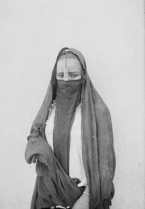 Una mujer velada, El Cairo, c.1910 de . .