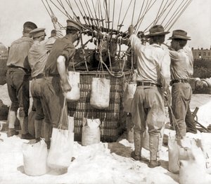 Colocando sacos de arena en la cesta de un globo, Fort Myer, EE.UU. de Hippolyte Lalaise Devéria