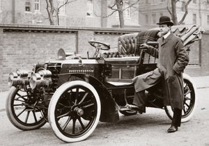 C S Rolls junto a un automóvil Panhard de 20 hp de Ferdinand Georg Waldmuller
