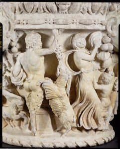 Capitel de columna tallada que representa a Pan burlándose de una cabra encabritada con un racimo de uvas y una ménade marcando el ritmo con una pandereta, italiano, de Roma, c.180-220 (detalle) de Hippolyte Lalaise Devéria