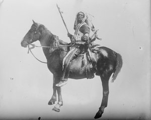 Jefe Cielo Profundo-Indio montado en caballo, c.1900 (foto en blanco y negro) de . .