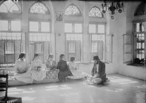 Niños y maestro en una escuela samaritana en Nablus, c. 1920 de . .