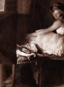 Bailarina clásica vistiéndose en su cabaña. 1929 (impresión) de . .