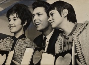 Cliff Richard (nacido en 1940), Rita Tushingham (nacida en 1942) y Helen Shapiro (nacida en 1946) de Frederick (attr. to) Barnard