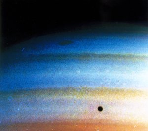 Patrones de nubes en Saturno, fotografiados por Voyager 1 de Frederick (attr. to) Barnard