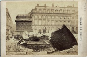 Comuna de París (1871): ruinas en la Place Vendome en París. Fotografía 1871. Dim. 16,5x10,8 cm de Frederick (attr. to) Barnard