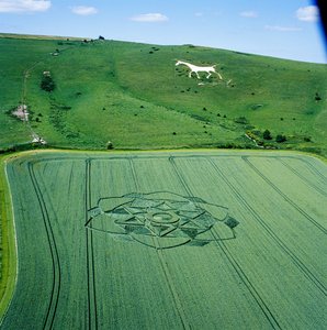 Círculo de cultivo en campo de trigo, Milk Hill, Alton Priors, Valle de Pewsey, Wiltshire de Ferdinand Georg Waldmuller