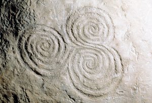 Detalle de grabados rupestres curvilíneos en la tumba de pasaje de la Edad de Piedra de Newgrange (Lista del Patrimonio Mundial de la Unesco) de Georg Carl Heinrich Dollmann