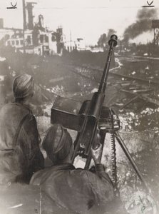 Segunda Guerra Mundial (1939-1945): dos tiradores antitanque rusos defendiendo una fábrica cerca de una vía férrea durante la batalla de Stalingrado (Rusia) en 1942 de Frederick (attr. to) Barnard
