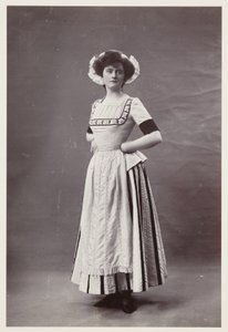 Retrato eduardiano, mujer con vestido del siglo XVIII de John Pardon