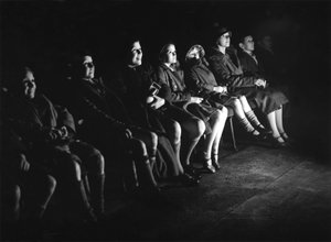 Niños en el cine viendo una película de Walt Disney
