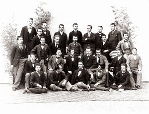 Retrato de grupo de estudiantes en su tercer año de secundaria de Henry Charles Fehr