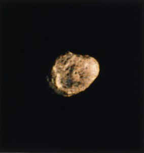 Hyperion, una de las lunas de Saturno, fotografiada por Voyager 2 de Ferdinand Georg Waldmuller
