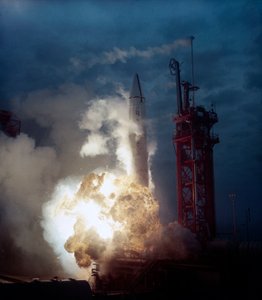 Vehículos de lanzamiento, EE.UU. cohete explotando en la plataforma de lanzamiento, principios de 1960s