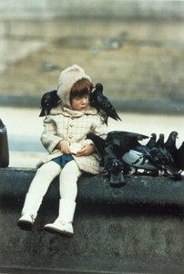 Niña pequeña con palomas