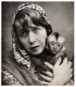 Mistinguett con un pequeño mono de . .