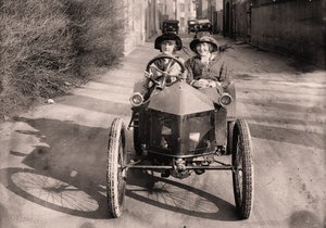 De paseo, c. 1912 (foto) de Frederick (attr. to) Barnard