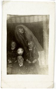 Fenómeno paranormal: retrato de tres personas mayores, el espíritu de una mujer apareciendo detrás de ellos, hacia 1920. Fotografía de William Hope (1863-1933)