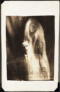 Fenómeno paranormal: retrato de un hombre y el espíritu de su esposa apareciendo detrás de él, hacia 1920. Fotografía de William Hope (1863-1933) de Frederick (attr. to) Barnard