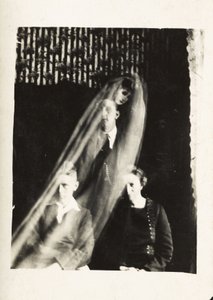 Fenómeno paranormal: retrato de una mujer y dos hombres, y el espíritu de una mujer apareciendo detrás de ellos, hacia 1920. Fotografía de William Hope (1863-1933) de Frederick (attr. to) Barnard