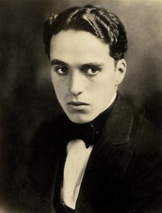 Retrato de Charlie Chaplin, c. 1918 (foto sepia)