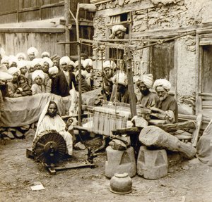 Hilando y tejiendo chales de lana, Srinagar, Cachemira, India c.1901 (foto) de Frederick (attr. to) Barnard