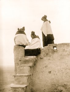 Tres mujeres Hopi en la cima de escalones de adobe, Nuevo México 1906 (foto) de Hippolyte Lalaise Devéria