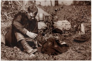 Vagabundo remendando su ropa. 1929 de . .
