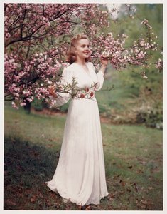 Mujer modelando un vestido cerca de flores, c. 1940s de Frederick (attr. to) Barnard