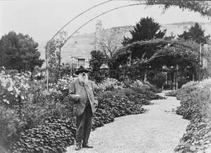 Claude Monet (1840-1926) en su jardín en Giverny, 1925