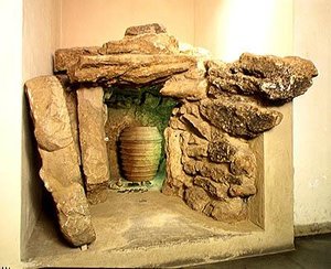Reconstrucción de una tumba etrusca con una urna de after Etruscan
