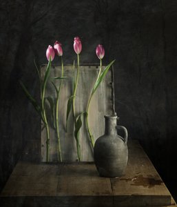 Naturaleza muerta con tulipanes rústicos de chenyi wang