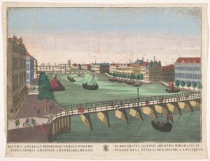 Vista del Binnen-Amstel entre el Blauwbrug y el Hogesluis en Amsterdam El rio Amstel, que por adentro mirahacia el puente de la represa de l
