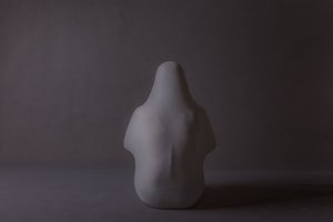 Figura envuelta en un manto, en silencio de nargesjabbari