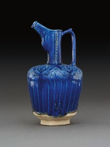 Jarra de cerámica moldeada monocromática de color azul cobalto de Nishapur, Irán oriental de School Iranian