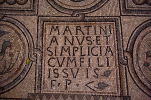 Detalle de una inscripción (mosaico) de School Italian