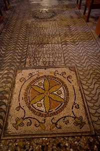 Detalle de la decoración del suelo (mosaico) de School Italian