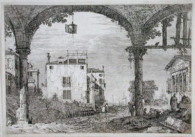 Vista a través de un arco hacia edificios costeros de Canaletto