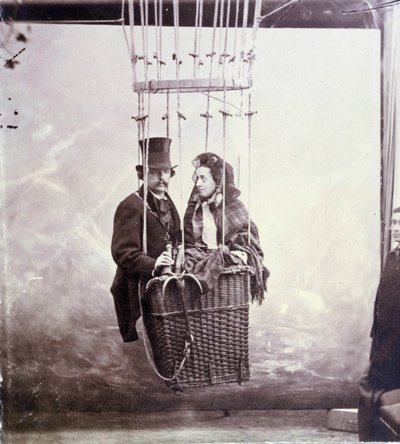 Retrato fotográfico del fotógrafo y piloto de aerostato Félix Tournachon dit Nadar (1820-1910) y su esposa posando en una cesta de globo de Nadar