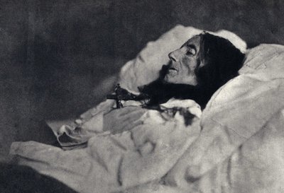 Retrato de la poeta Marcelline Desbordes Valmore (1786-1859) en su lecho de muerte. Fotografía de Félix Tournachon dit Nadar en 1859. Impresión de Victor Tournachon, padre de Nadar, finales del siglo XIX. de Nadar