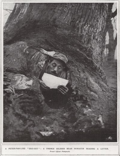Un soldado francés cerca de Monastir leyendo una carta (foto b/n) de (after) English photographer