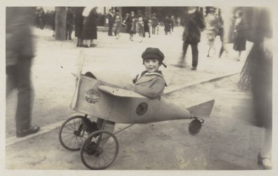 Niño en un avión de juguete (foto b/n) de (after) English photographer