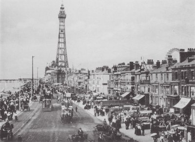 Central Promenade, Blackpool (foto en blanco y negro) de (after) English photographer