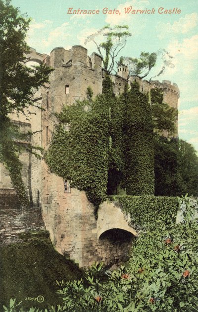 Puerta de entrada al castillo de Warwick (foto en color) de (after) English photographer
